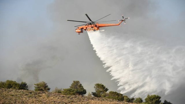 Φωτιά στα Μέγαρα: Αναγκαστική προσγείωση για ελικόπτερο που συμμετείχε στη μάχη της κατάσβεσης