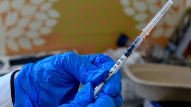 Κορωνοϊός: Σε ποιες ηλικίες συνιστά 4η δόση εμβολίου ο ΕΜΑ – Προειδοποίηση για «νέο κύμα»