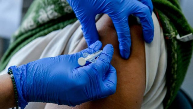 Ξεχάστε τον Οκτώβριο: «Άμεσα η 4η δόση του εμβολίου για τον κορωνοϊό»