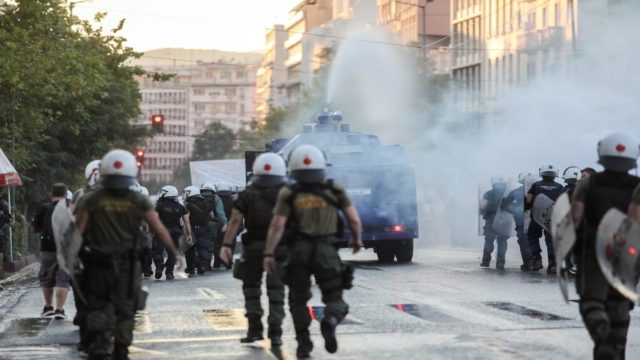 Σοβαρά επεισόδια στο κέντρο της Αθήνας σε συγκέντρωση για τον «τοξοβόλο» Γιάννη Μιχαηλίδη – Χημικά, συμπλοκές και καταστροφές καταστημάτων (Video)