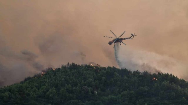 Φωτιά στη Χαλκιδική: Οι άνεμοι δυσκολεύουν το έργο της κατάσβεσης Μόλα Καλύβα Κασσάνδρας (video)