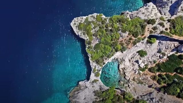 Εκεί ο ήλιος δεν ανατέλλει ποτέ – Η καταγάλανη παραλία μια ανάσα από την Αθήνα που είναι κρυμμένη στο βουνό