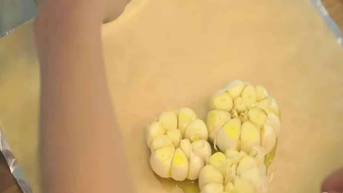 Τυλίγει τα σκόρδα σε αλουμινόχαρτο και τα βάζει μέσα στον φούρνο…Θα τρέξετε να το κάνετε!