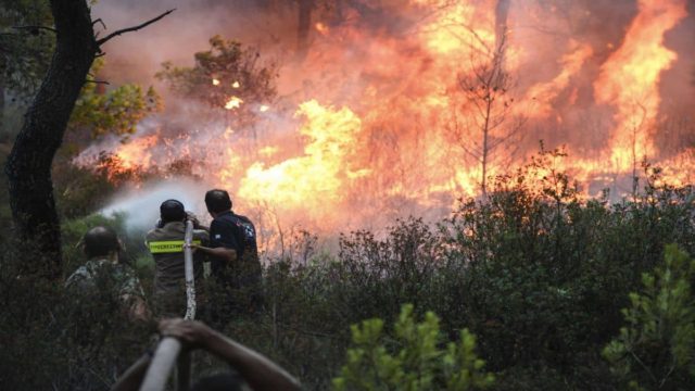 Φωτιά στα Μέγαρα: Φουντώνουν οι φλόγες – Απειλούνται σπίτια