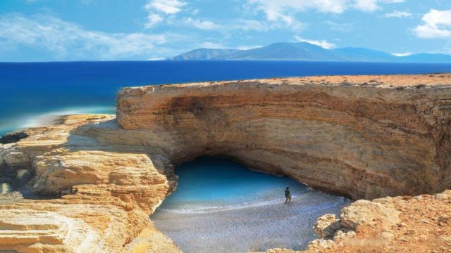 Ένα θαύμα της φύσης στα Κουφονήσια – Η παραλία που θα σε μαγέψει με τα νερά της
