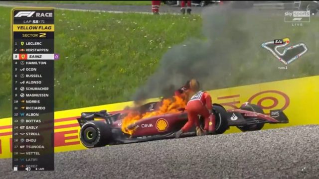 Formula 1: Στις φλόγες η Ferrari του Κάρλος Σάινθ (video)