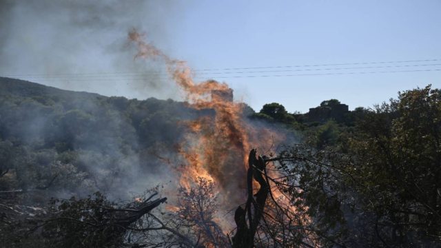 Φωτιά στους Αγίους Θεοδώρους – Καίγεται αποθήκη σπιτιού
