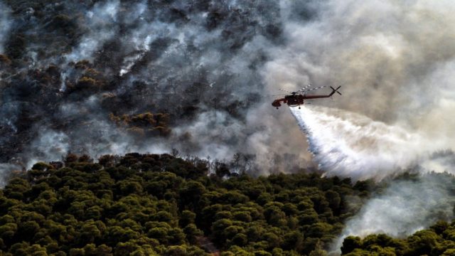Μαίνονται οι φωτιές στην Κρήτη: Μάχη με τις αναζωπυρώσεις στο Ρέθυμνο και νέες εκκενώσεις οικισμών – Έφτασε και δεύτερο «Erickson» (video)
