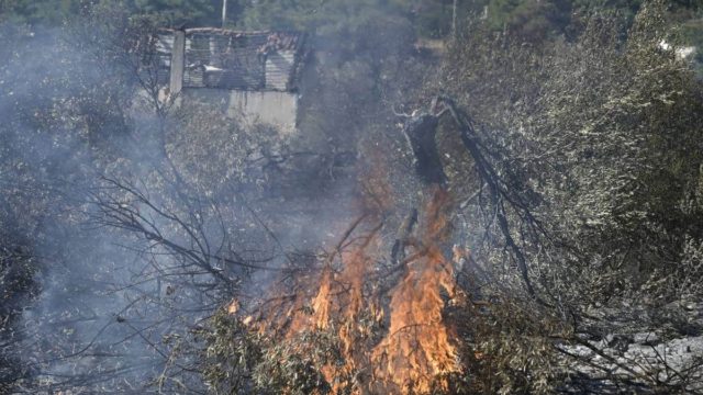 Φωτιά ξέσπασε στο Ηράκλειο Κρήτης: Ανησυχία στην Πυροσβεστική – Καίει σε δύσβατο σημείο (video)