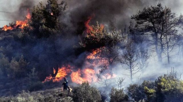 Φωτιά στη Λευκάδα – Σε συναγερμό η Πυροσβεστική