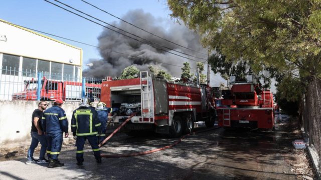Φωτιά ξέσπασε και στη λεωφόρο Μαραθώνος – Στις φλόγες έκταση πίσω από το εκπτωτικό χωριό