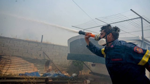 Φωτιά στην Λέσβο: Εκκενώνεται η Βρίσα – Μαίνεται η μεγάλη πυρκαγιά (video)
