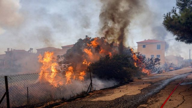 Μεγάλη φωτιά στην Λέσβο: Κάηκαν σπίτια στα Βατερά – Έφτασαν στην παραλία οι φλόγες!