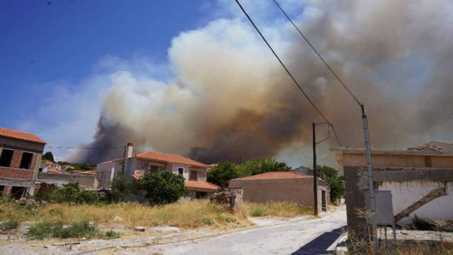 Φωτιά στη Λέσβο: Μεγάλη αναζωπύρωση, εκκενώνεται ξανά η Βρίσα