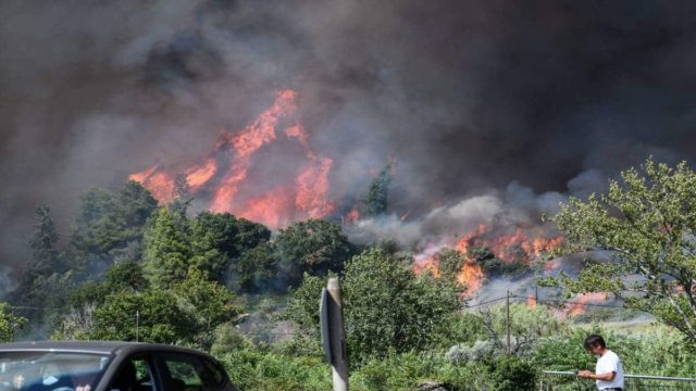 Φωτιά στη Μάνδρα: Μήνυμα από το 112 – Εκκενώνονται οι οικισμοί Νέος Πόντος και Νέα Ζωή