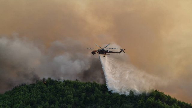Φωτιά στη Μάνδρα: Ισχυρές δυνάμεις της Πυροσβεστικής στο σημείο – Επιχειρούν και καναντέρ (Video)