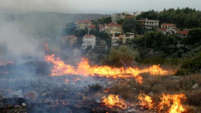 Φωτιά στην Πεντέλη: Ποιοι δρόμοι έχουν κλείσει – Πού έχει διακοπεί η κυκλοφορία