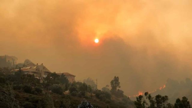 Φωτιά στην Πεντέλη: Εκκενώνεται η Διώνη και το Δασαμάρι – Θυελλώδεις άνεμοι στην περιοχή (Video)