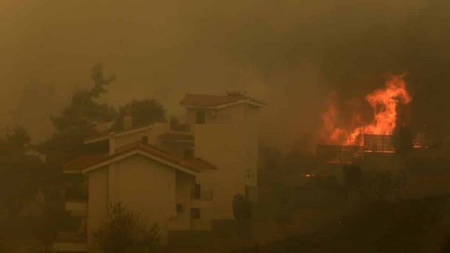 Φωτιά στην Πεντέλη: Κάτοικος έτρεχε μες στις φλόγες και τον κυνηγούσαν οι αστυνομικοί για να τον σώσουν (Video)