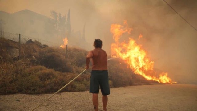 Φωτιά στην Πεντέλη: Κάτοικος προσπαθεί να σώσει το σπίτι του με λάστιχο! (Video)