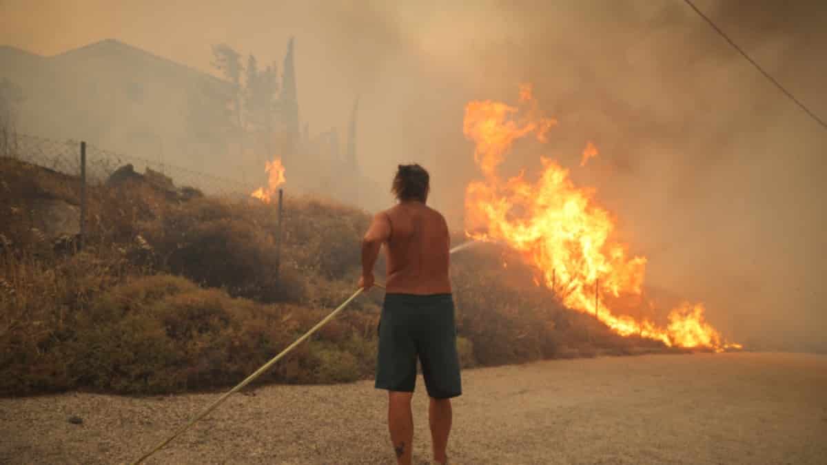 Φωτιά στην Πεντέλη: Κάτοικος προσπαθεί να σώσει το σπίτι του με λάστιχο! (Video)