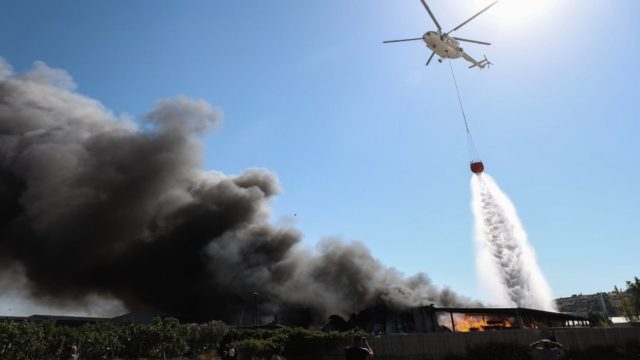 Καίγεται δάσος στο Πόρτο Γερμενό: Στη μάχη της κατάσβεσης επίγειες και εναέριες δυνάμεις