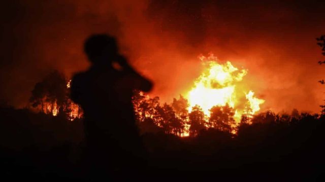 Κραυγή αγωνίας στο Ρέθυμνο: Καίει ανεξέλεγκτη η φωτιά – Τραυματισμός πυροσβέστη, θυελλώδεις άνεμοι και εκκενώσεις 6 οικισμών (video)