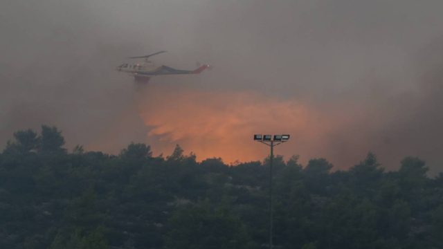 Φωτιά στην Σαλαμίνα: Υπό έλεγχο τα δύο από τα τρία μέτωπα στον λόφο Πατρίς (video)