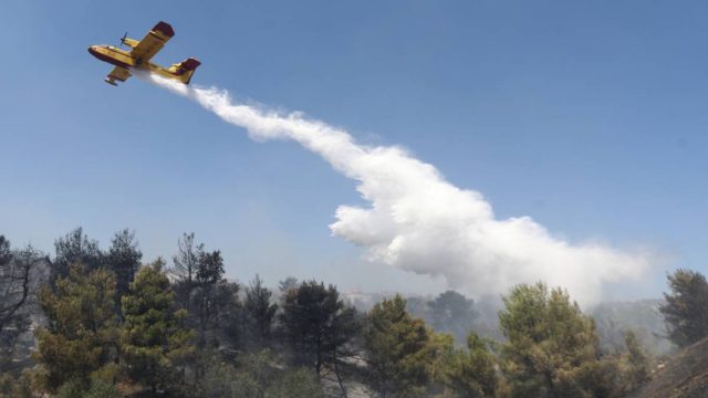 Φωτιά στην Σαλαμίνα: Τρία μέτωπα «πνίγουν» την πόλη – «Ξεκίνησαν ταυτόχρονα» (video)