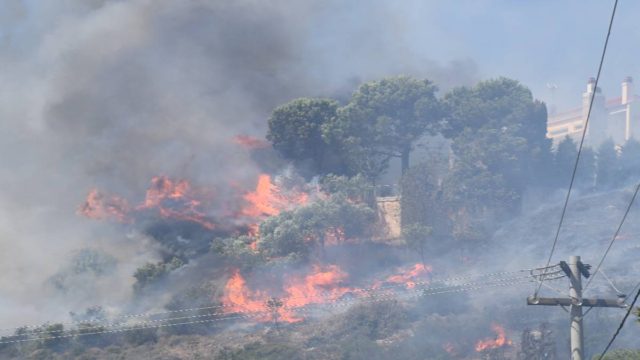 Φωτιά στα Μέγαρα: Εκκενώνεται ο οικισμός Παπαγιαννέικα – Πού έχει διακοπεί η κυκλοφορία