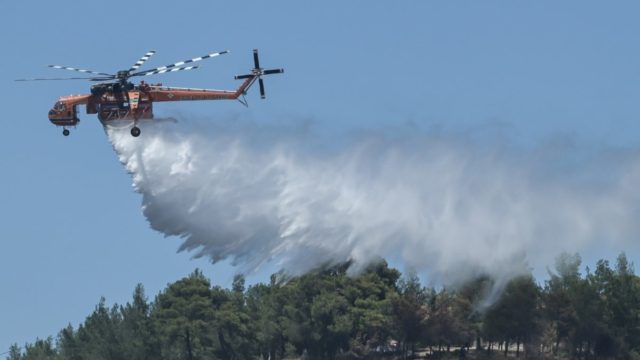 Φωτιά στο Σχηματάρι: Έξαλλος πολίτης – «Οι μόνοι που βοήθησαν ήταν Αφγανοί και τσιγγανόπουλα» (Video)