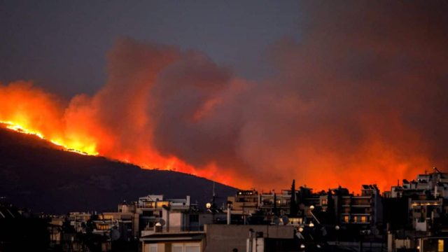 Φωτιά στην Πεντέλη: Σε ετοιμότητα το ΕΚΑΒ – Ασθενοφόρα στο σημείο