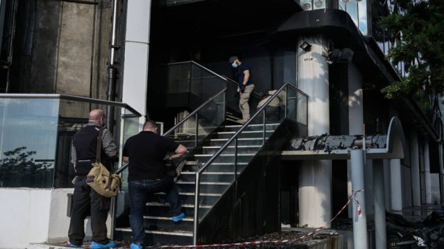 Φωτιά στον Real FM: Καταγγέλλει εμπρησμό ο Νίκος Χατζηνικολάου! Φωτογραφίες από το σημείο