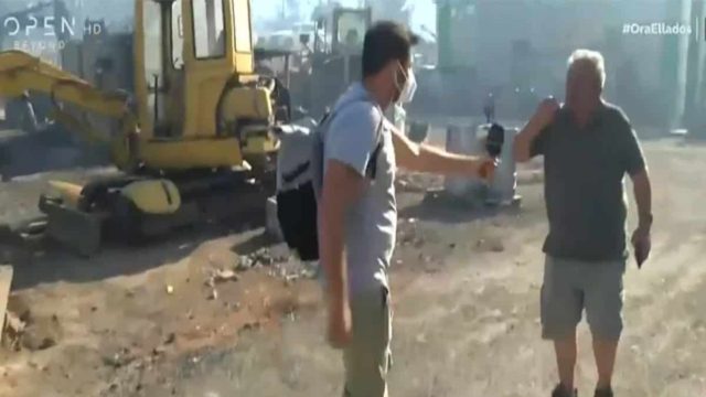 Φωτιά στην Πεντέλη: «Είμαστε έτοιμοι να καούμε! Τους λένε “παιδιά καιγόμαστε” και να λένε “δεν έχουμε εντολή”» – Συγκλονίζει επιχειρηματίας στην Ανθούσα (Video)