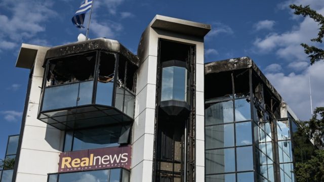 Φωτιά στη Real: Έτσι σώθηκε η ηχολήπτρια που εγκλωβίστηκε! Η δραματική επιχείρηση – Συνεχίζονται οι έρευνες για την εμπρηστική επίθεση (Video)