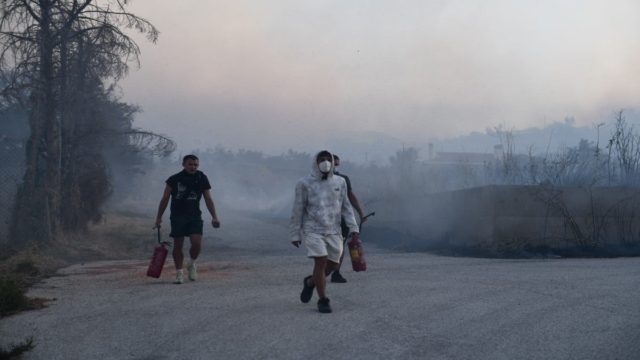Φωτιά στην Πεντέλη: 600 απομακρύνσεις κατοίκων! Άνεμοι 80 χλμ/ώρα πνέουν στην περιοχή (Video)