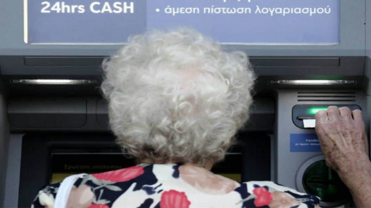 80χρονη γιαγιά πήγε στο ΑΤΜ για να βγάλει χρήματα – Λίγο μετά ξέσπασε σε κλάματα γιατί…