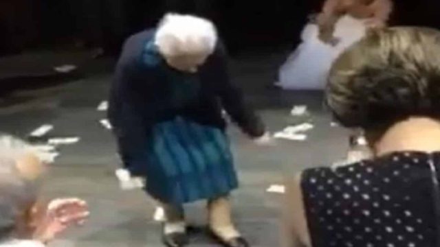 Δε λογαριάζει τα χρόνια: 98χρονη γιαγιά χορεύει το ζεϊμπέκικο της ψυχής της στο γάμο της εγγονής της (Video)