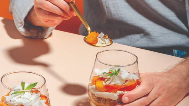 Αυτό το καλοκαιρινό γλυκό ψυγείου ετοιμάζεται σε χρόνο dt! Παρφέ γιαουρτιού με βερίκοκα