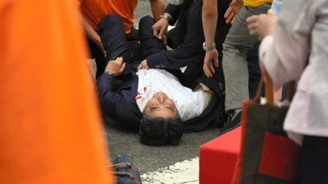Παγκόσμιο σοκ με τον πυροβολισμό του πρώην πρωθυπουργού της Ιαπωνίας ενώ έδινε ομιλία: «Δε δείχνει σημάδια ζωής» (video)