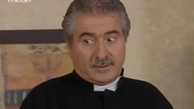Θυμάστε τον καθολικό ιερέα από το «Παρά Πέντε»; Δείτε πώς είναι σήμερα