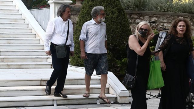 Λύθηκε το μυστήριο: Αυτός είναι ο άνδρας που πήγε στο Προεδρικό Μέγαρο με σαγιονάρες – Τα σχόλια περί ασέβειας στη Σακελλαροπούλου & η απάντησή του (photo)