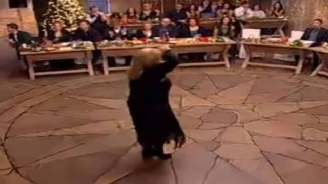 Δεν μας έχει συνηθίσει: Το σπάνιο τσιφτετέλι πασίγνωστης Ελληνίδας ηθοποιού που ξεπέρασε τις 1.600.000 προβολές!