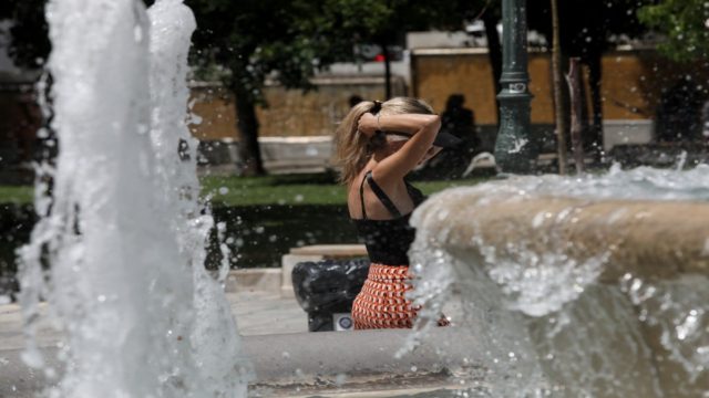 Καιρός 5/7 – Ανυποχώρητος ο καύσωνας σε όλη τη χώρα παρά τους βοριάδες: Στους 38 βαθμούς ο υδράργυρος – Η προειδοποίηση Καλλιάνου για βροχές (video)