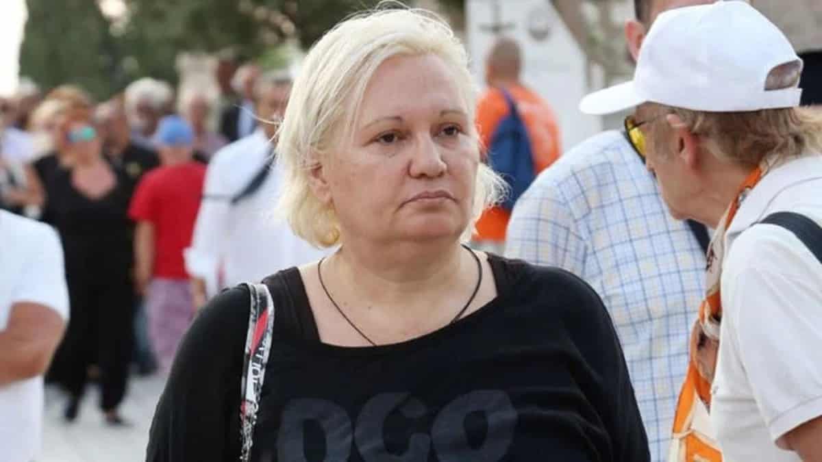 Ημίγυμνη η Καίτη Φίνου: Κάνει ηλιοθεραπεία και απολαμβάνει τις καλοκαιρινές της διακοπές (photo)