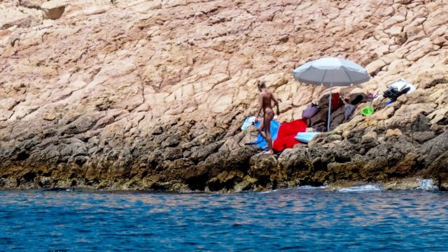 Η φωτογραφία της ημέρας: Κορμιά στον ήλιο απολαμβάνοντας τη θάλασσα