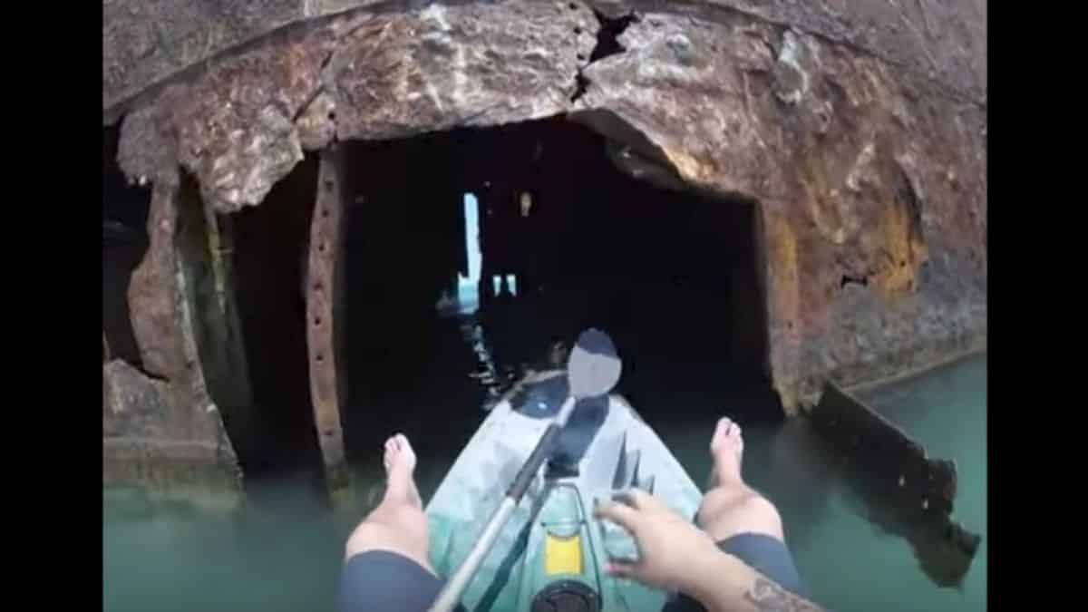 Μπήκε με την κάμερα του μέσα σε ένα εγκαταλελειμμένο πλοίο…Αυτό που καταγράφηκε είναι κάτι μυστήριο!