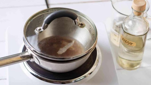 Γέμισε τον πάτο μιας κατσαρόλας με ξύδι – Ο λόγος; Απίστευτος!