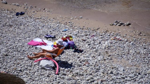 Οδηγός επιβίωσης στον καύσωνα: Τι πρέπει να προσέξετε – Εύκολοι και φθηνοί τρόποι για να δροσιστείτε