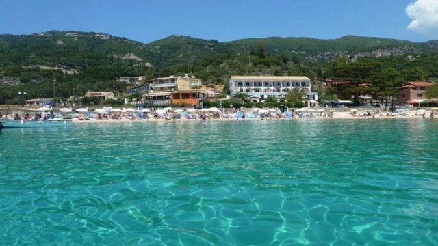 Λάτρευε να περνά τα καλοκαίρια της εκεί: Ο μαγευτικός τιρκουάζ κόλπος στο νησί της Ρένας Βλαχοπούλου – Ανεπανάληπτος προορισμός στην Κέρκυρα!